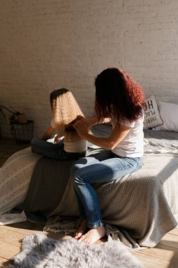 Sunyi yang Menyela dengan Lembut